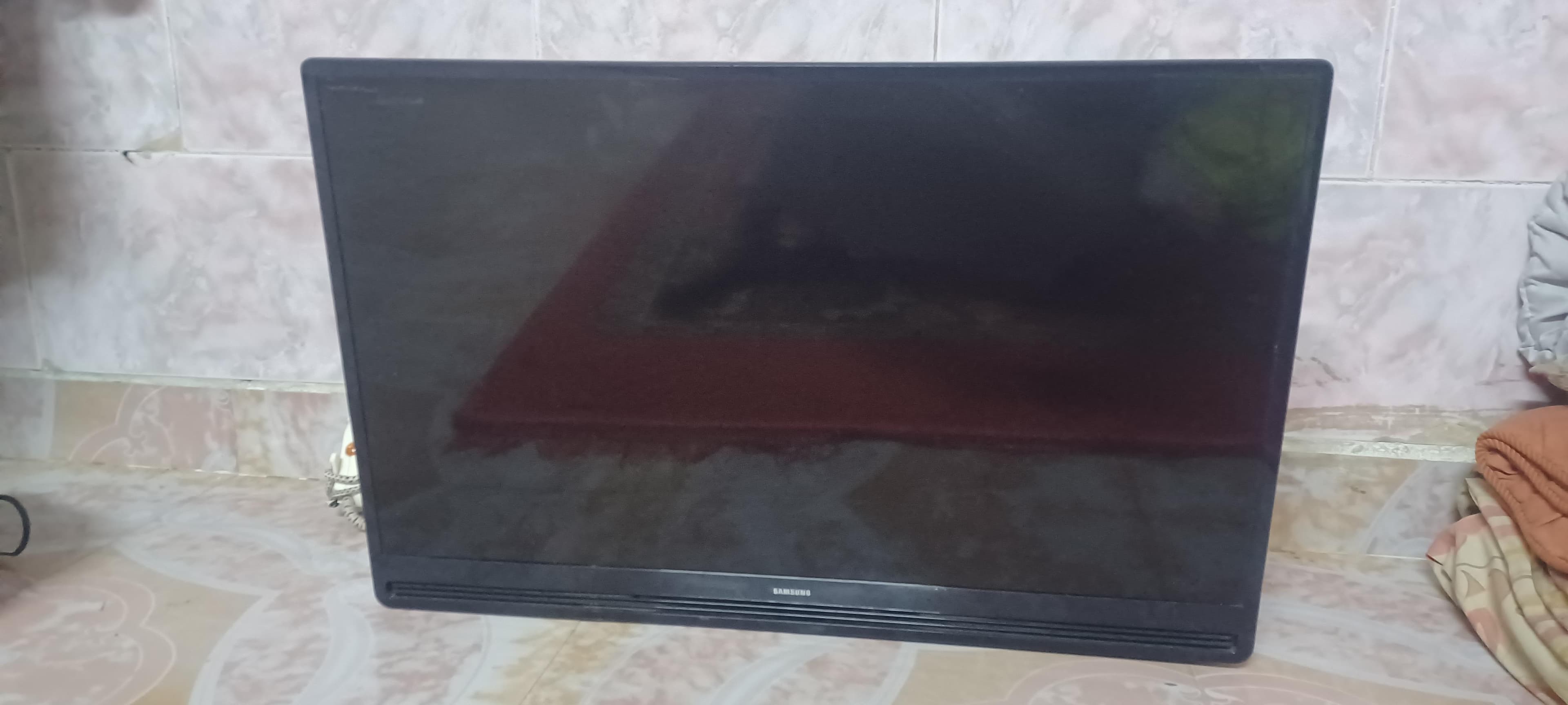 للبيع تلفزيونين من شركة سامسونج و جيباس 3