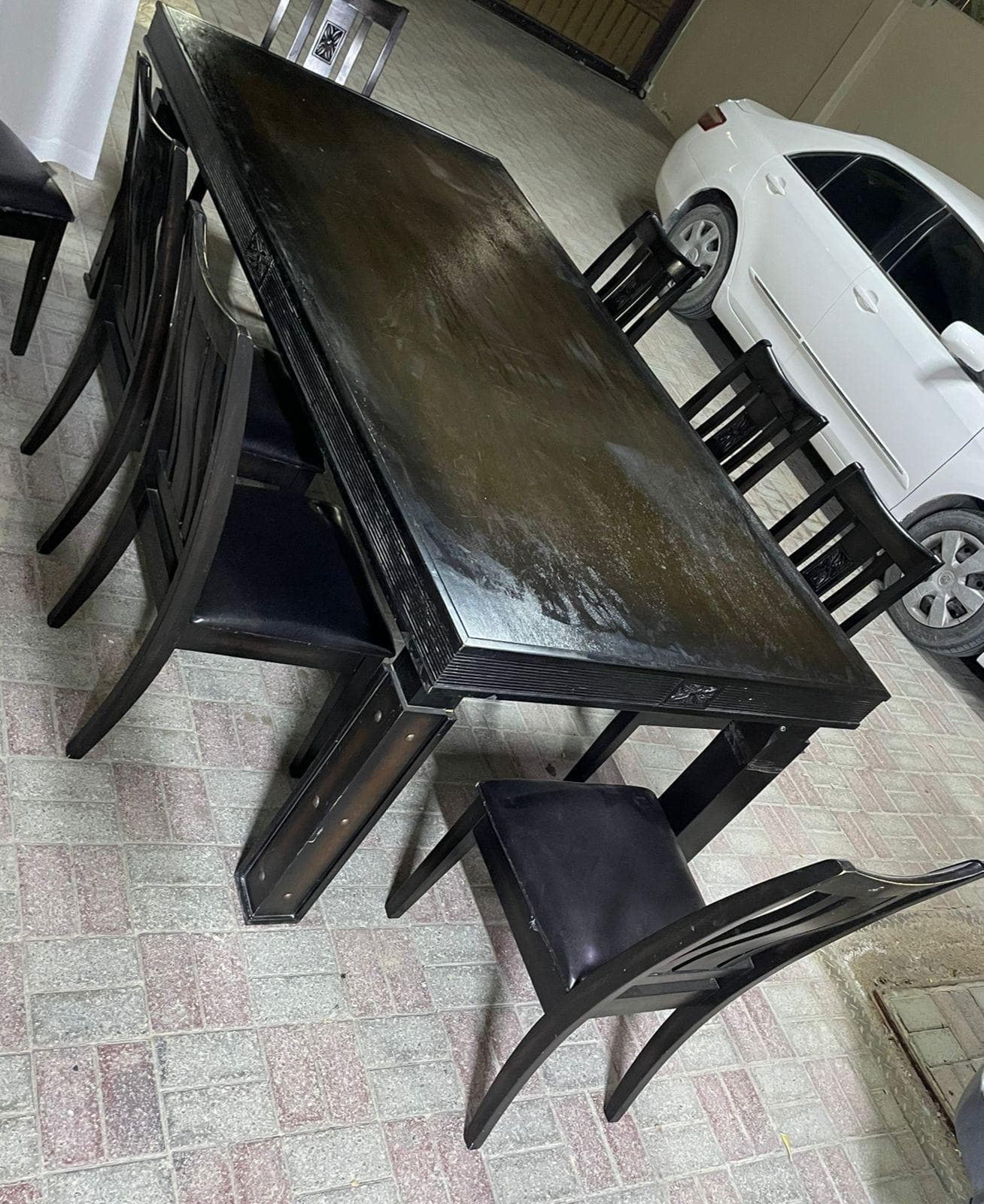 طاولة طعام متينة مع 8 كراسي للبيع 0