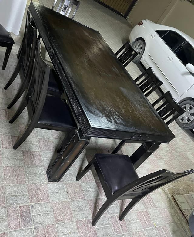 طاولة طعام متينة مع 8 كراسي للبيع