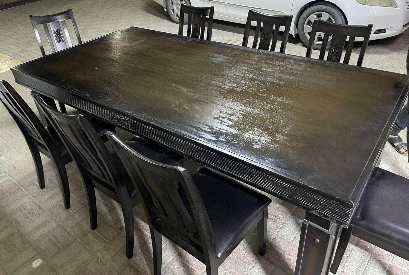 طاولة طعام متينة مع 8 كراسي للبيع 1