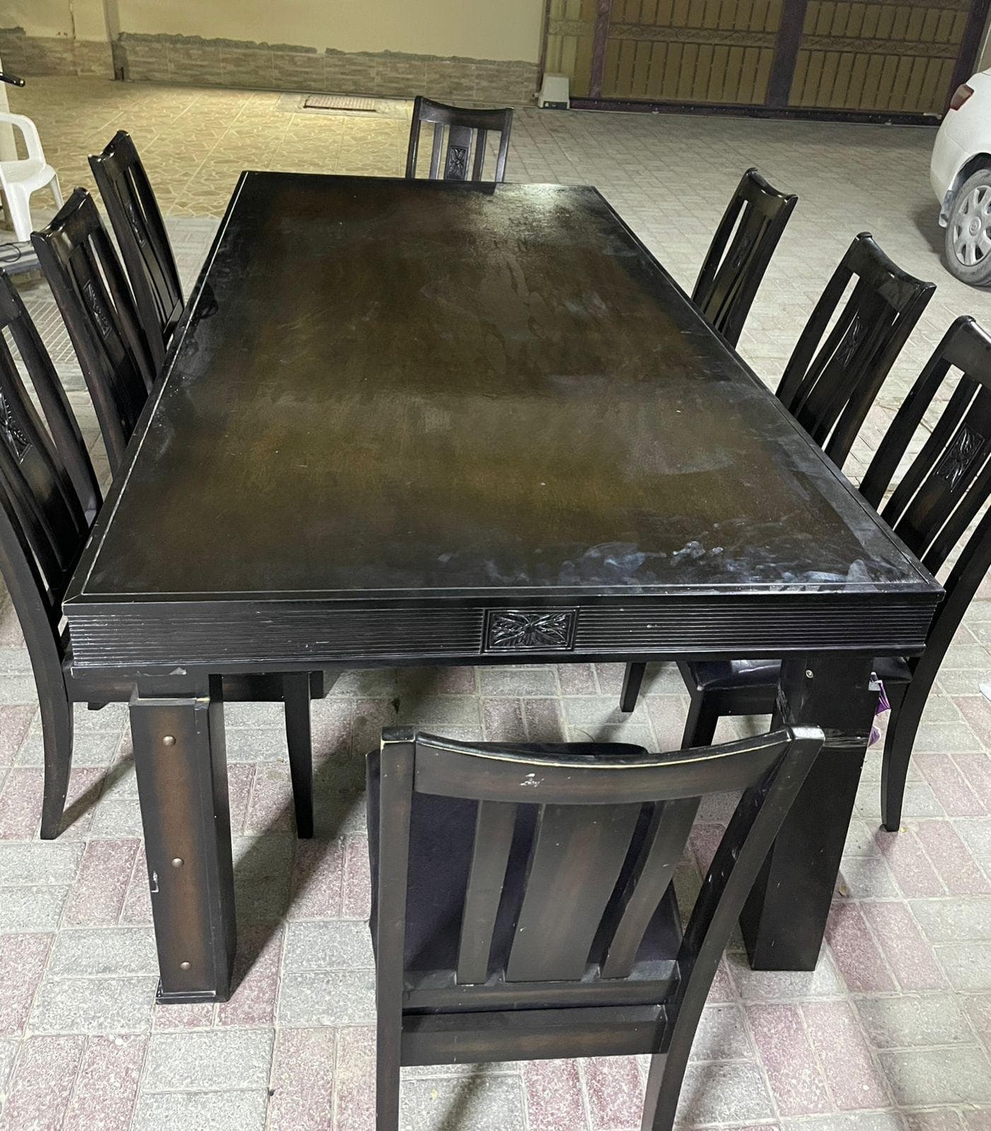 طاولة طعام متينة مع 8 كراسي للبيع 2