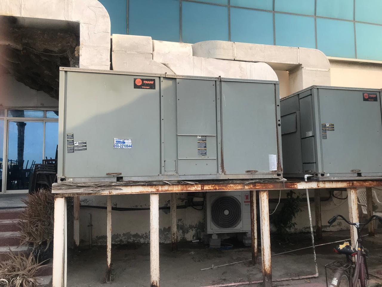2 air conditioning units 1