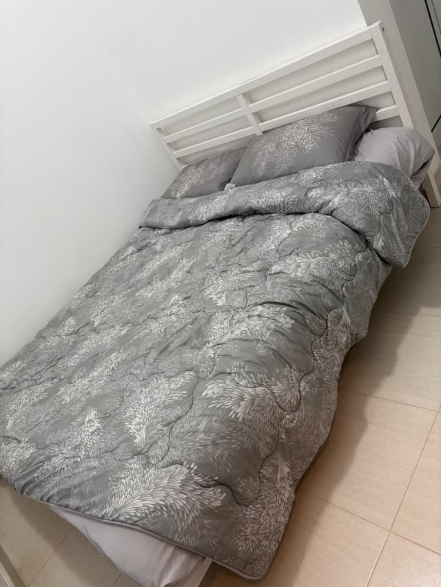 سرير مع دوشك نظيف من ايكيا