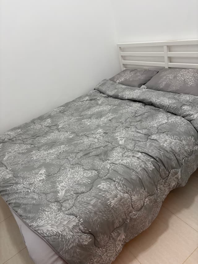 سرير مع دوشك نظيف من ايكيا