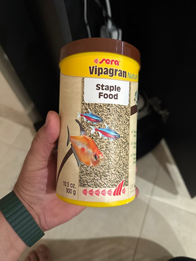 للبيع حوض سمك كامل مع كل اغراضه