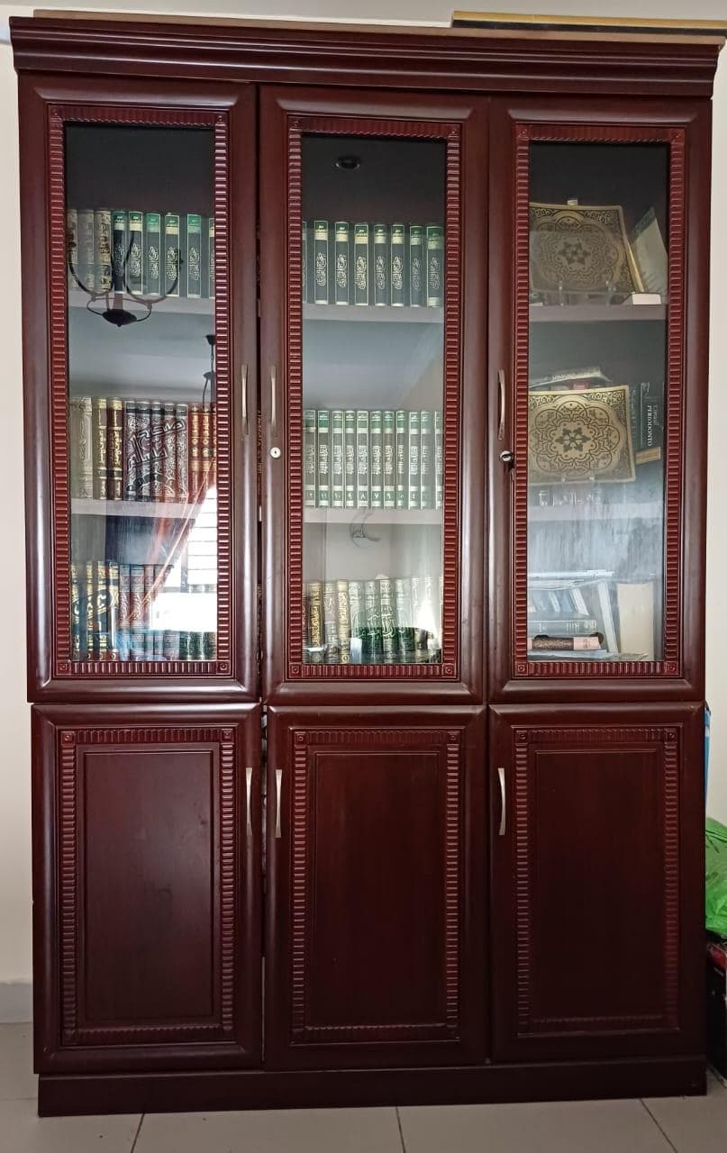 للبيع مكتبة خشبية أنيقة   0