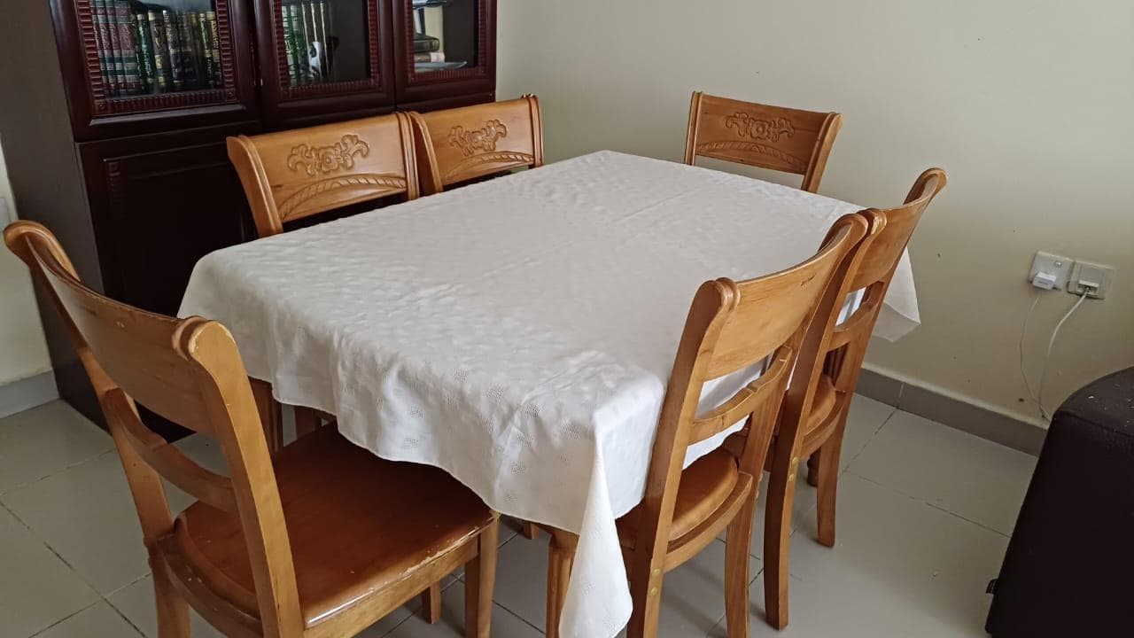 للبيع طاولة طعام خشبية  1
