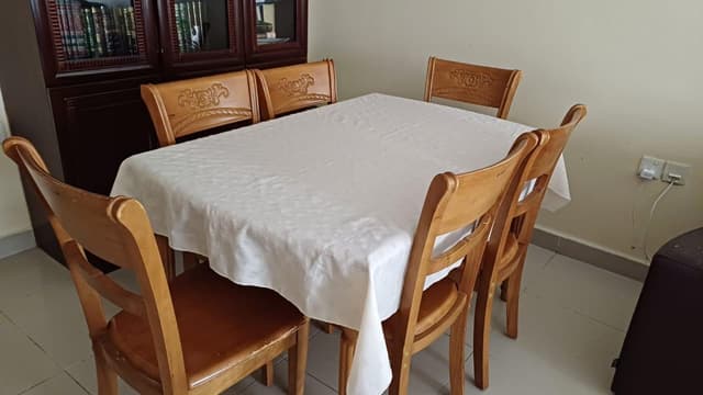 للبيع طاولة طعام خشبية 