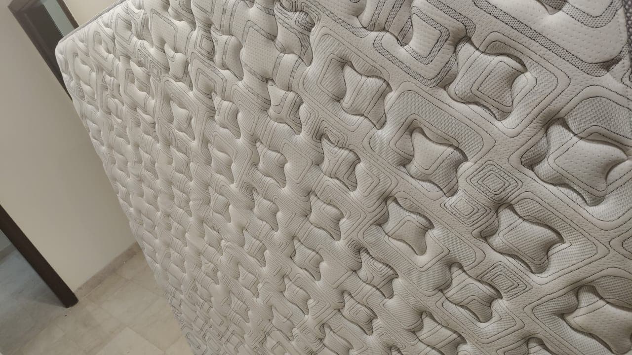 مرتبه فرشه بحاله ممتازه لم تستخدم 1