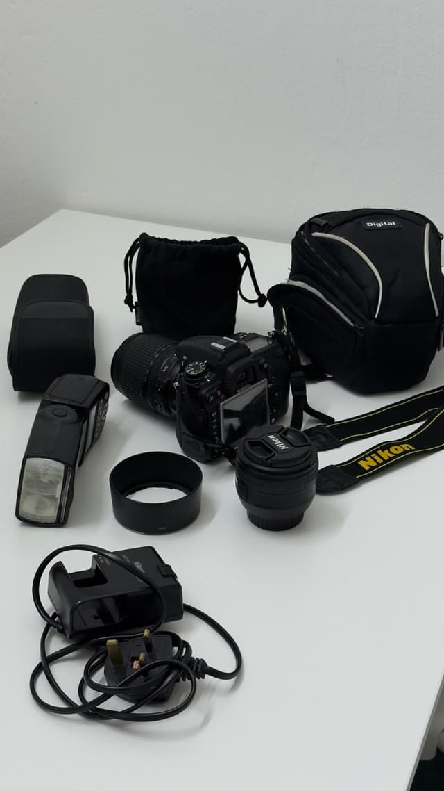 نيكون D7000 بحالة ممتازة مع عدسة 18-105 وعدسة 50 مم
