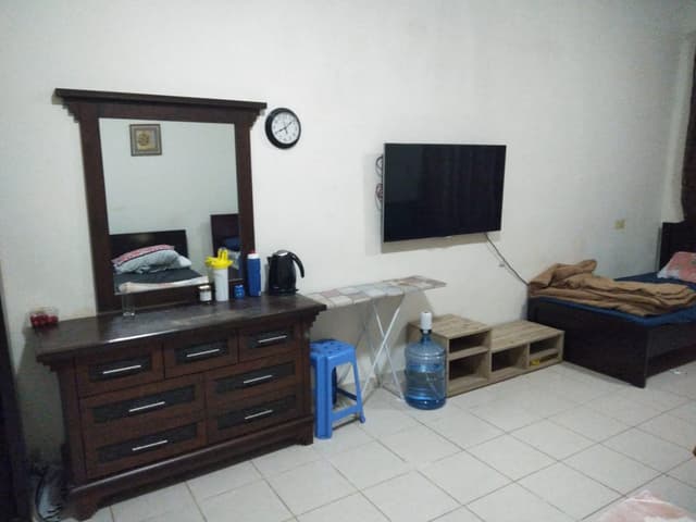There are beds available in a master room with a bathroom 
