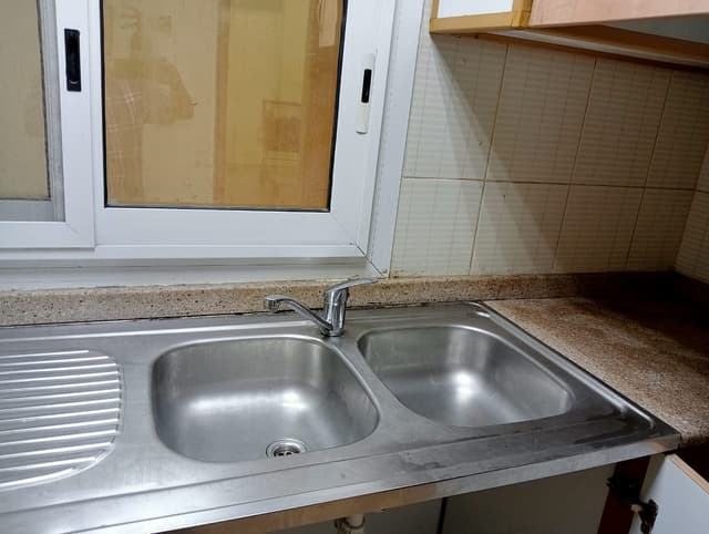 شقه للايجار بالقاسميه للايجار السنوي موقع متميز غرفه وصاله