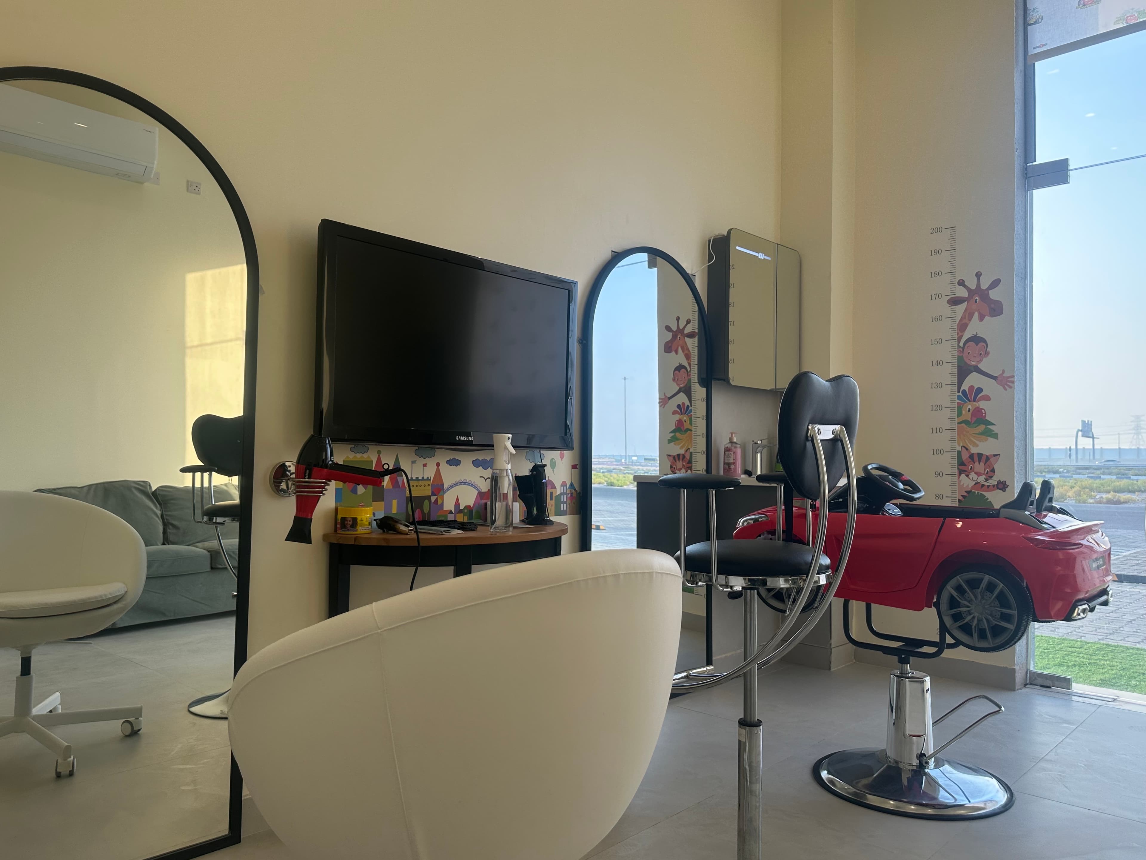 A barber is required for a children's salon 2