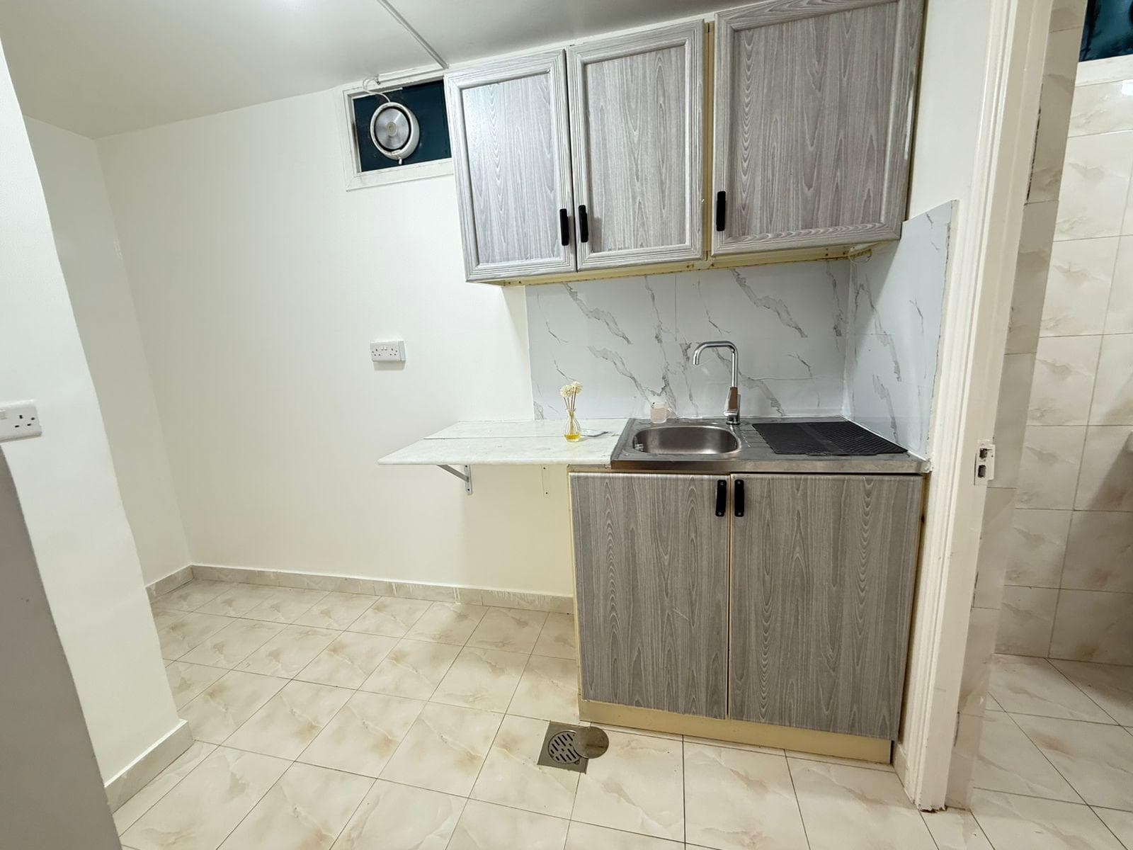 For rent a one bedroom apartment and a hall on Airport Street 4