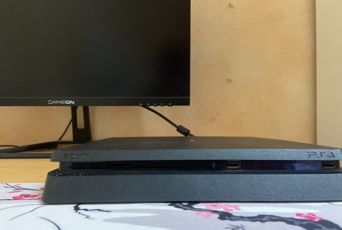 بلاستيشن 4 مستعمل شبه جديد  2