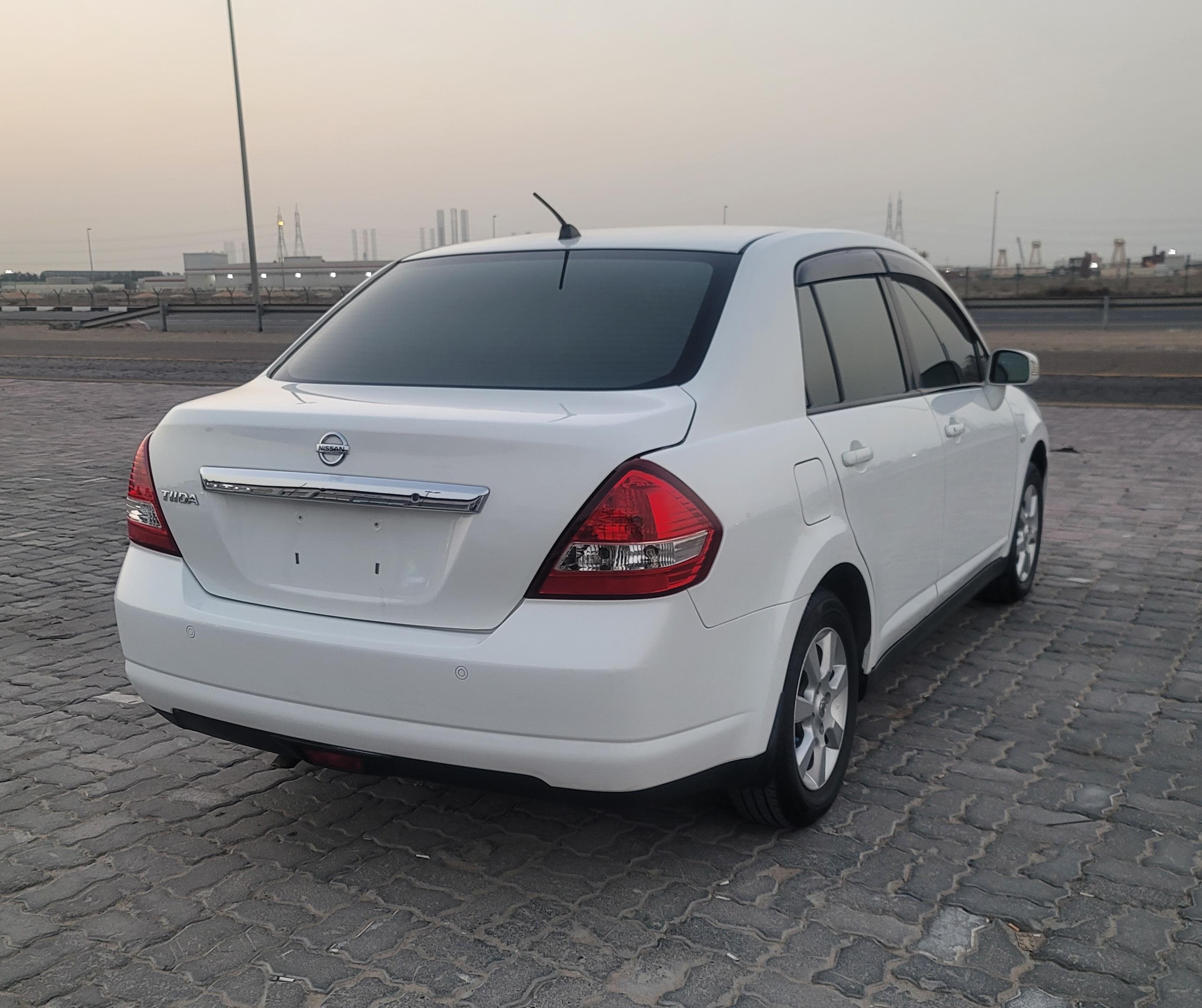 Nissan Tiida 2011 3