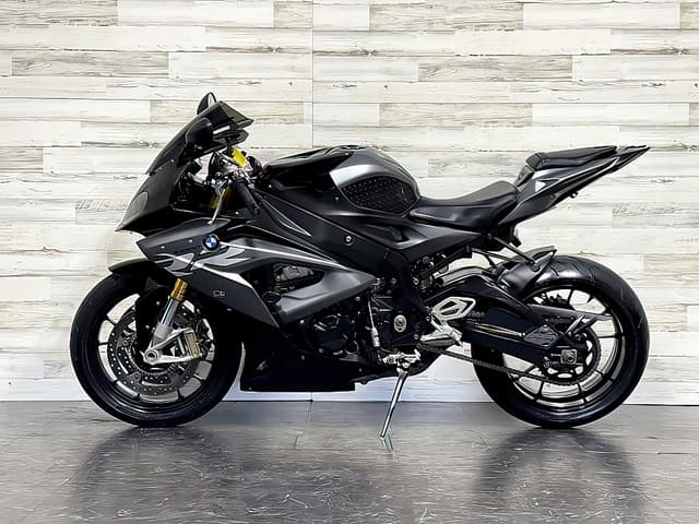 سيارة بي ام دبليو S1000RR 2017 متوفرة للبيع