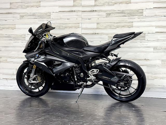 سيارة بي ام دبليو S1000RR 2017 متوفرة للبيع