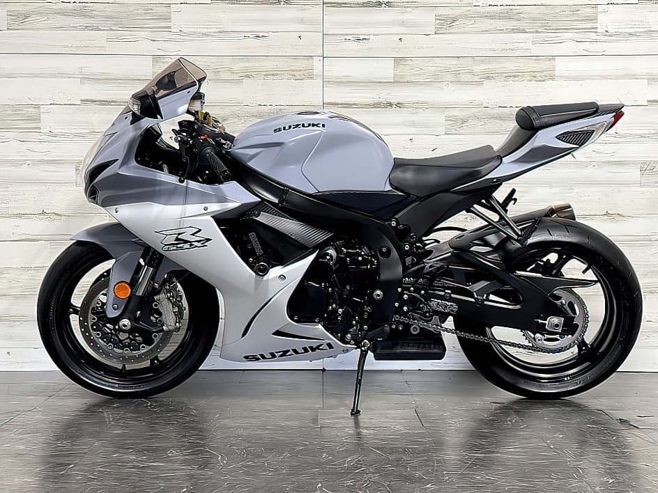 سوزوكي GSX R600 2022 متوفرة للبيع 0