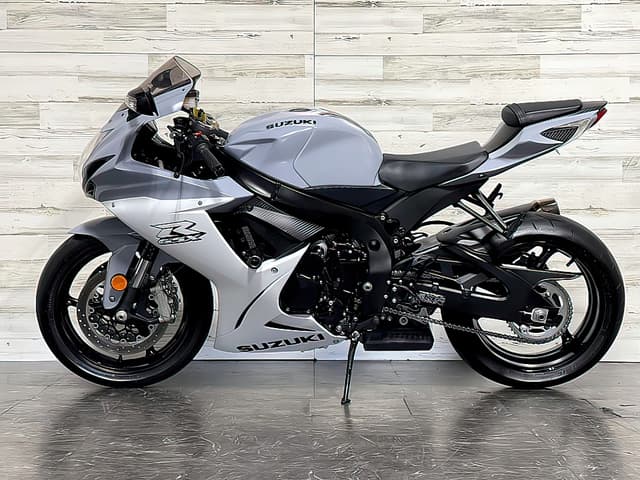 سوزوكي GSX R600 2022 متوفرة للبيع