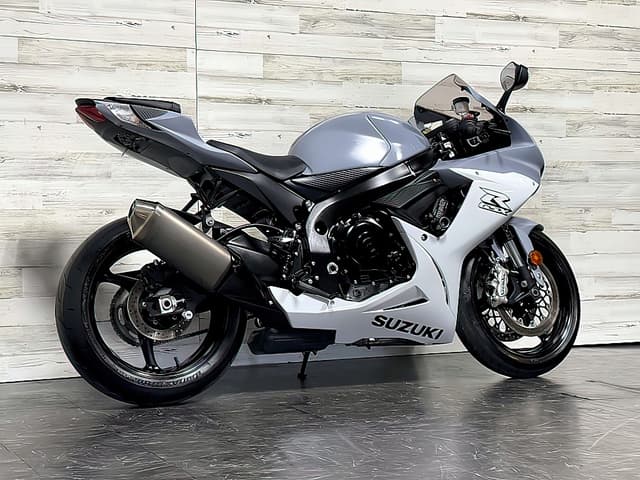 سوزوكي GSX R600 2022 متوفرة للبيع