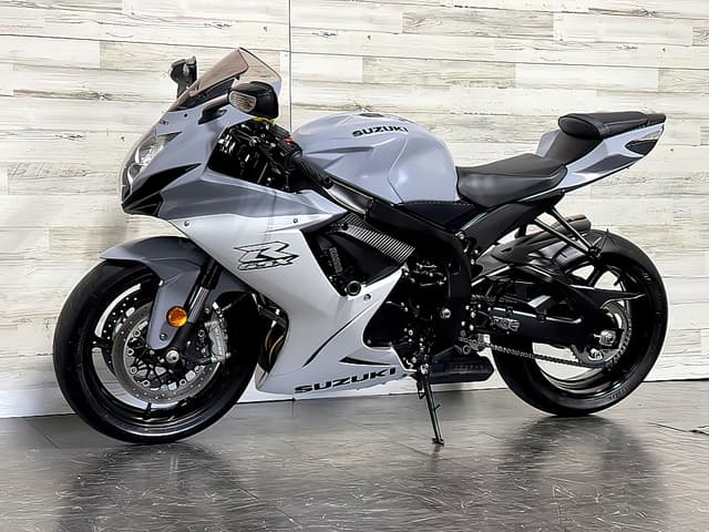 سوزوكي GSX R600 2022 متوفرة للبيع