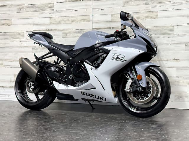 سوزوكي GSX R600 2022 متوفرة للبيع