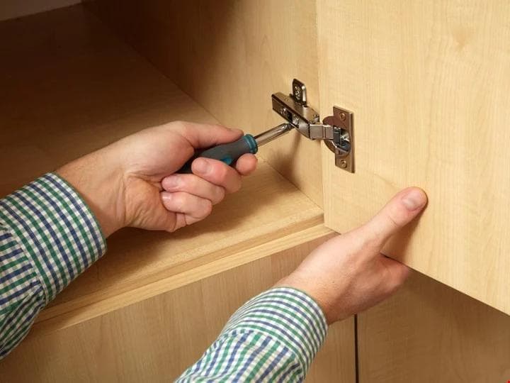 نجار لتصليح الأثاث وتركيب التثبيت 1