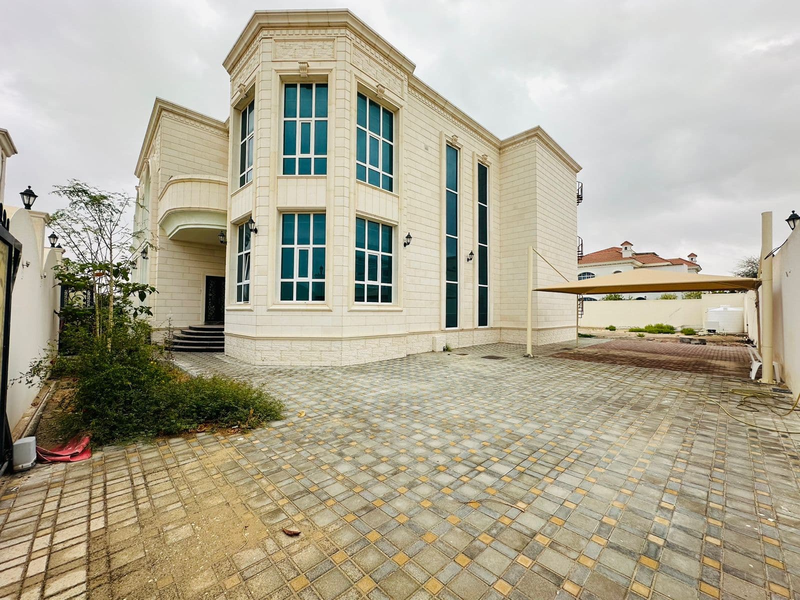 Spacious 5 bedroom majlis villa for rent 0