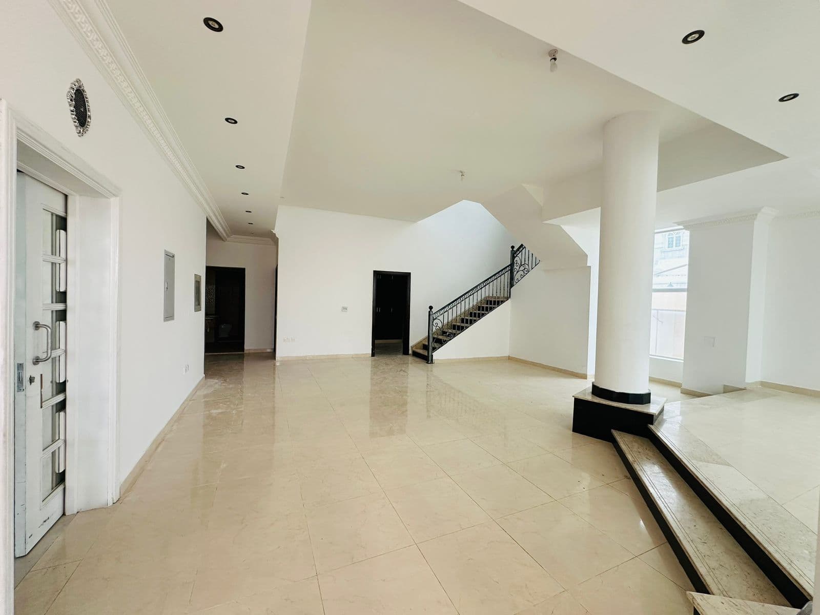 Spacious 5 bedroom majlis villa for rent 1