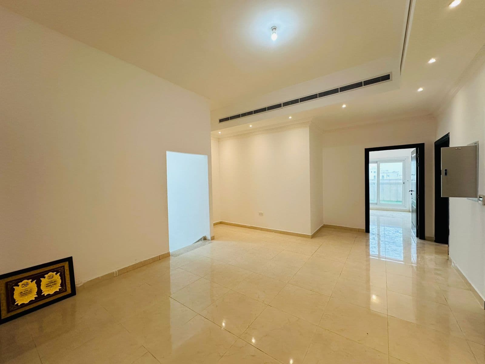 Spacious 5 bedroom majlis villa for rent 2