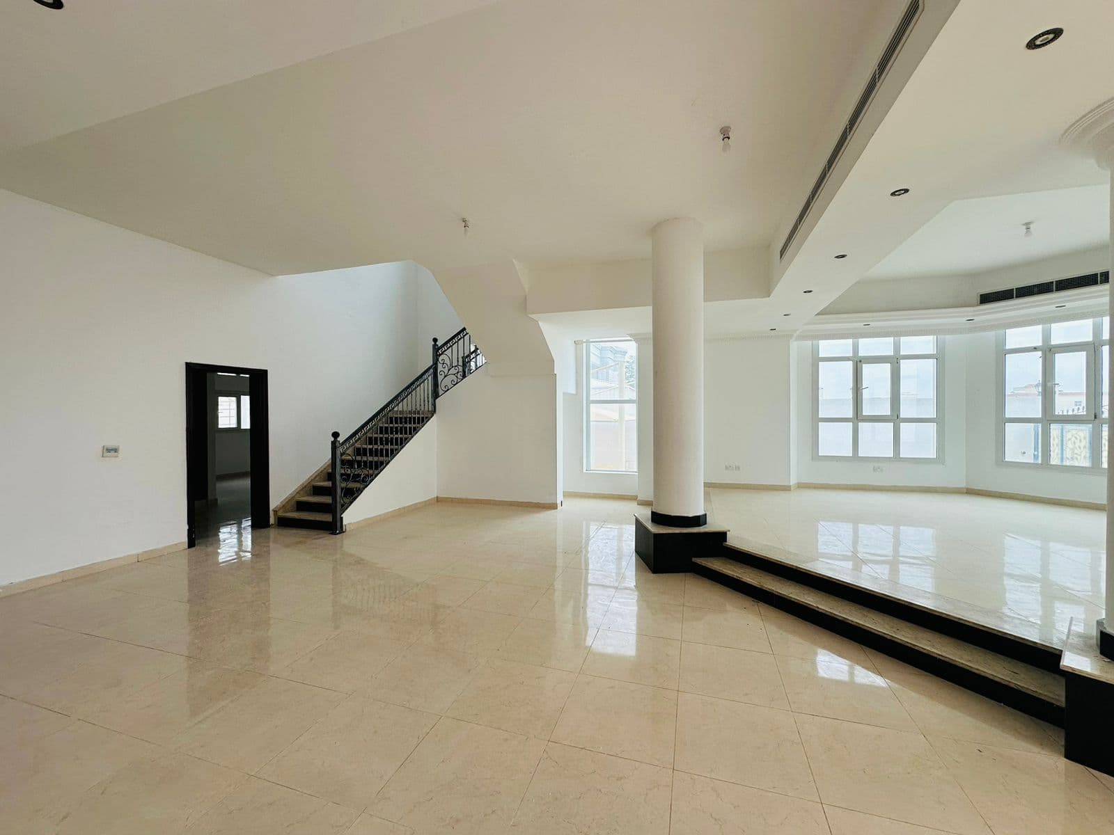 Spacious 5 bedroom majlis villa for rent 5