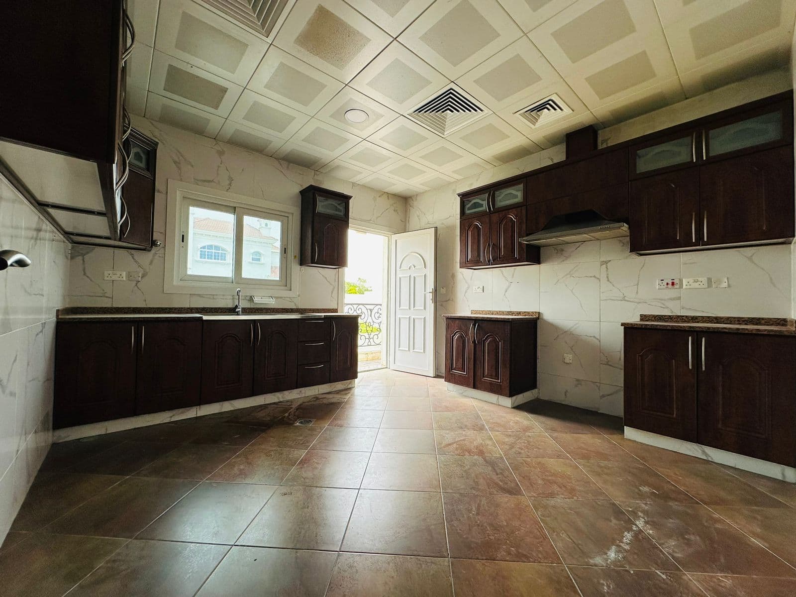 Spacious 5 bedroom majlis villa for rent 11