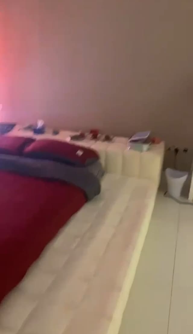بيع سرير لون أبيض 