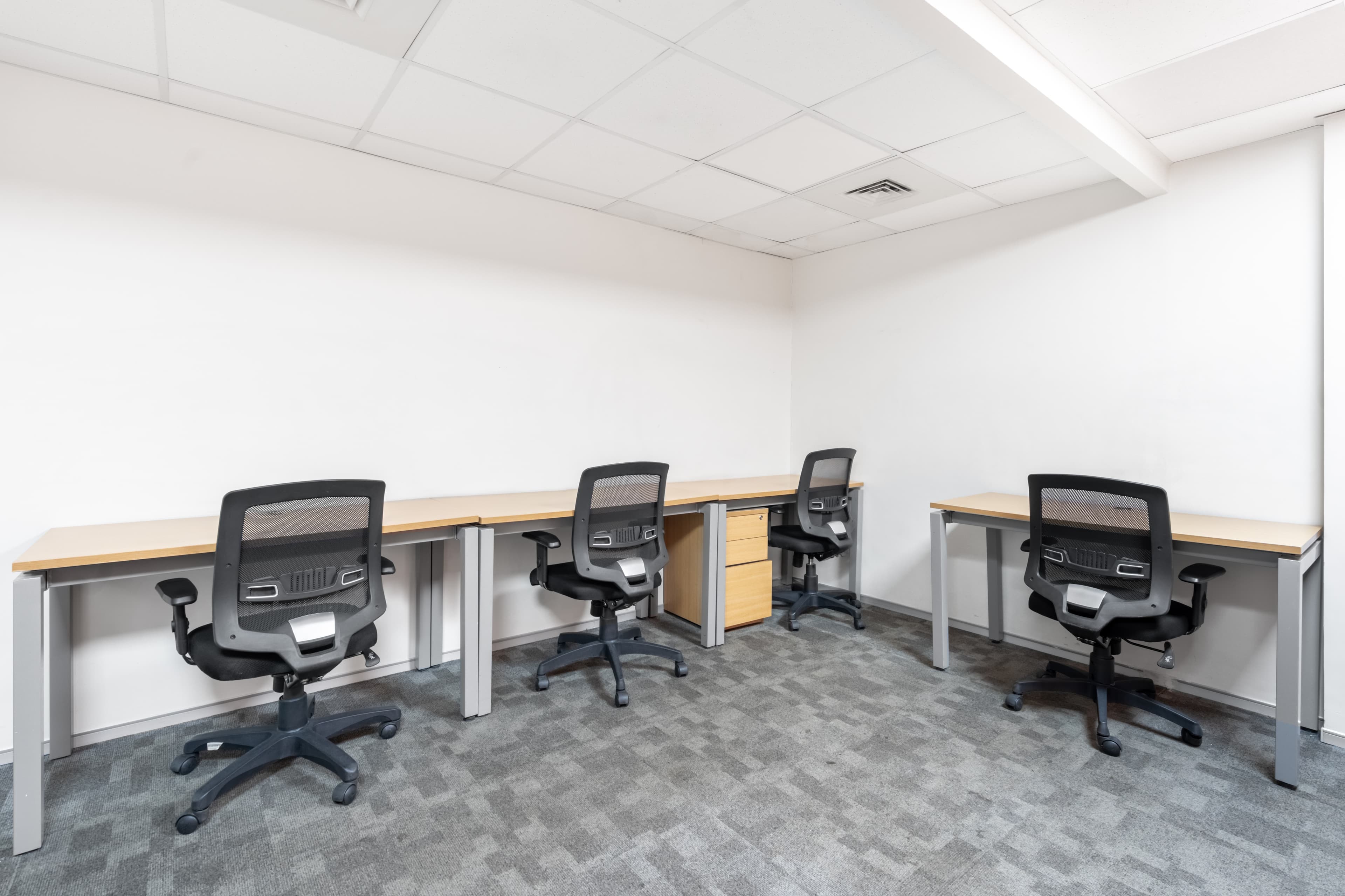Private office space for 4 persons in Abu Dhabi, Al Maqam Tower 8