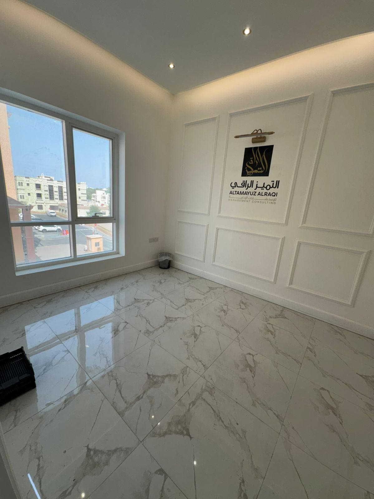 For rent an office in a great location in a building near Khalifa Street 1