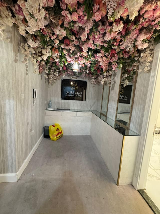 For rent an office in a great location in a building near Khalifa Street