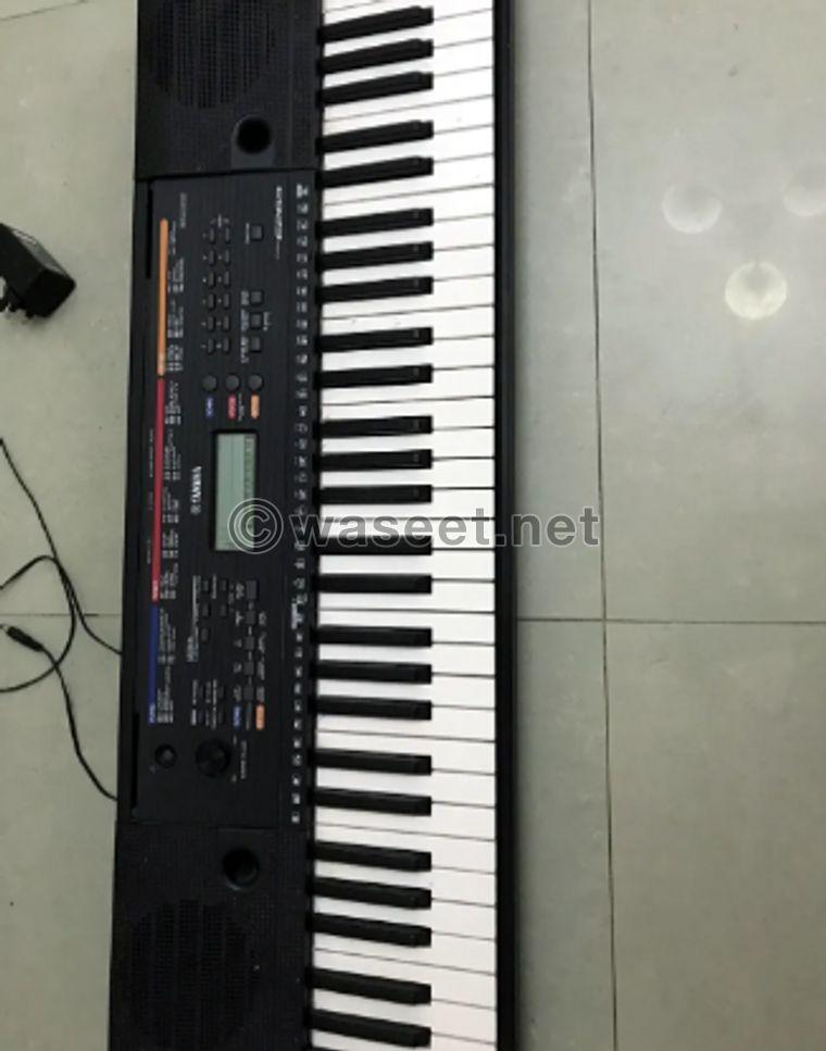 Yamaha piano PSR E263 0