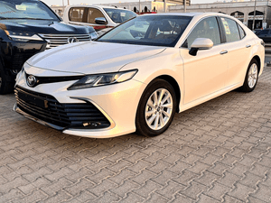 Toyota Camry 4-cylinder saloon model 2024 