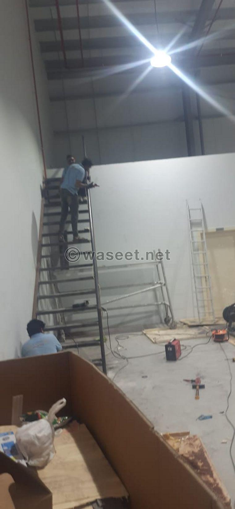 صانع الأرضيات في الطابق الأوسط للمستودع في دبي  5