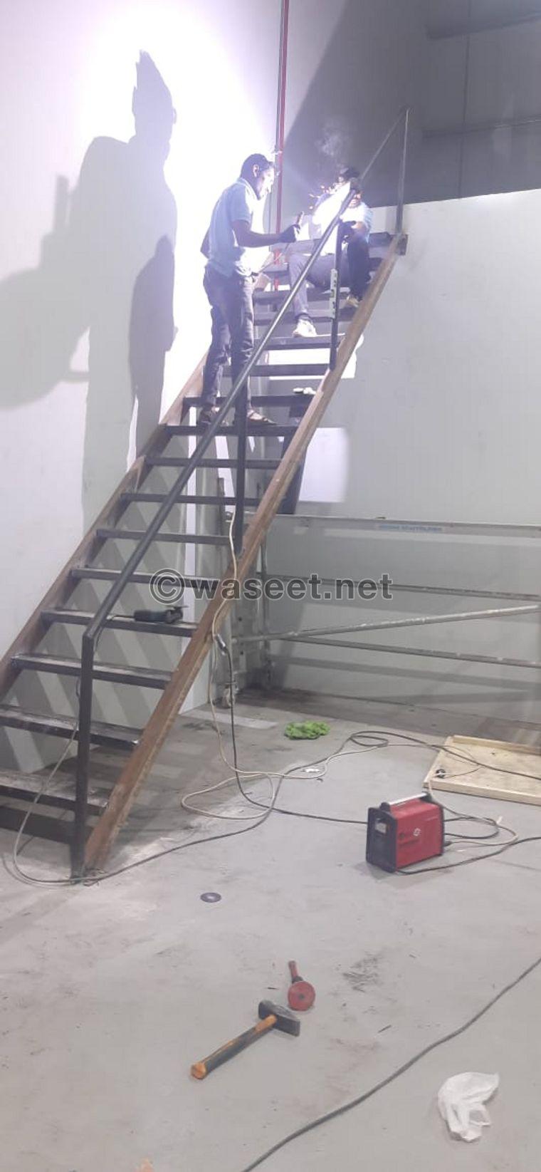صانع الأرضيات في الطابق الأوسط للمستودع في دبي  6