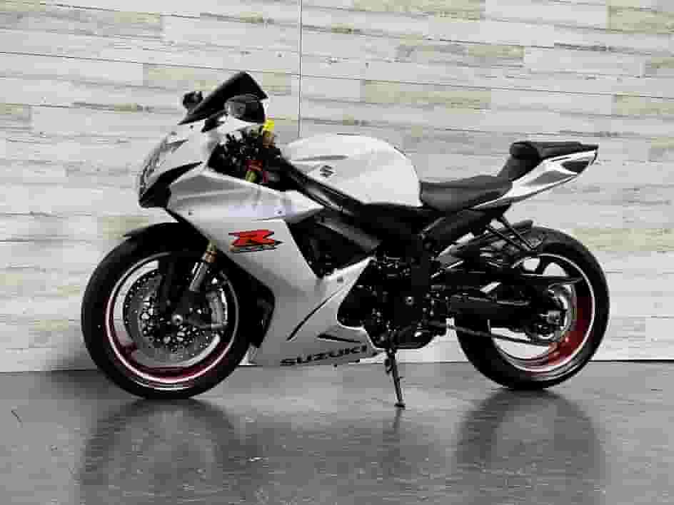 سوزوكي جي إس إكس آر 750 2017 سوزوكي جي إس إكس آر 750 2017