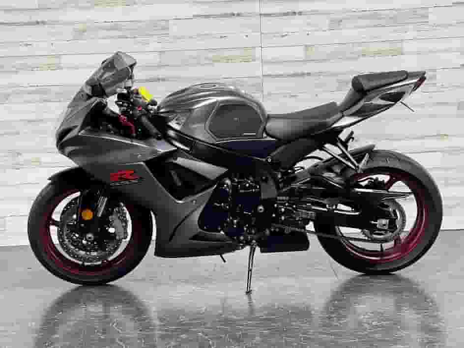 سوزوكي جي اس اكس ار 600 2018 سوزوكي جي اس اكس ار 600 2018