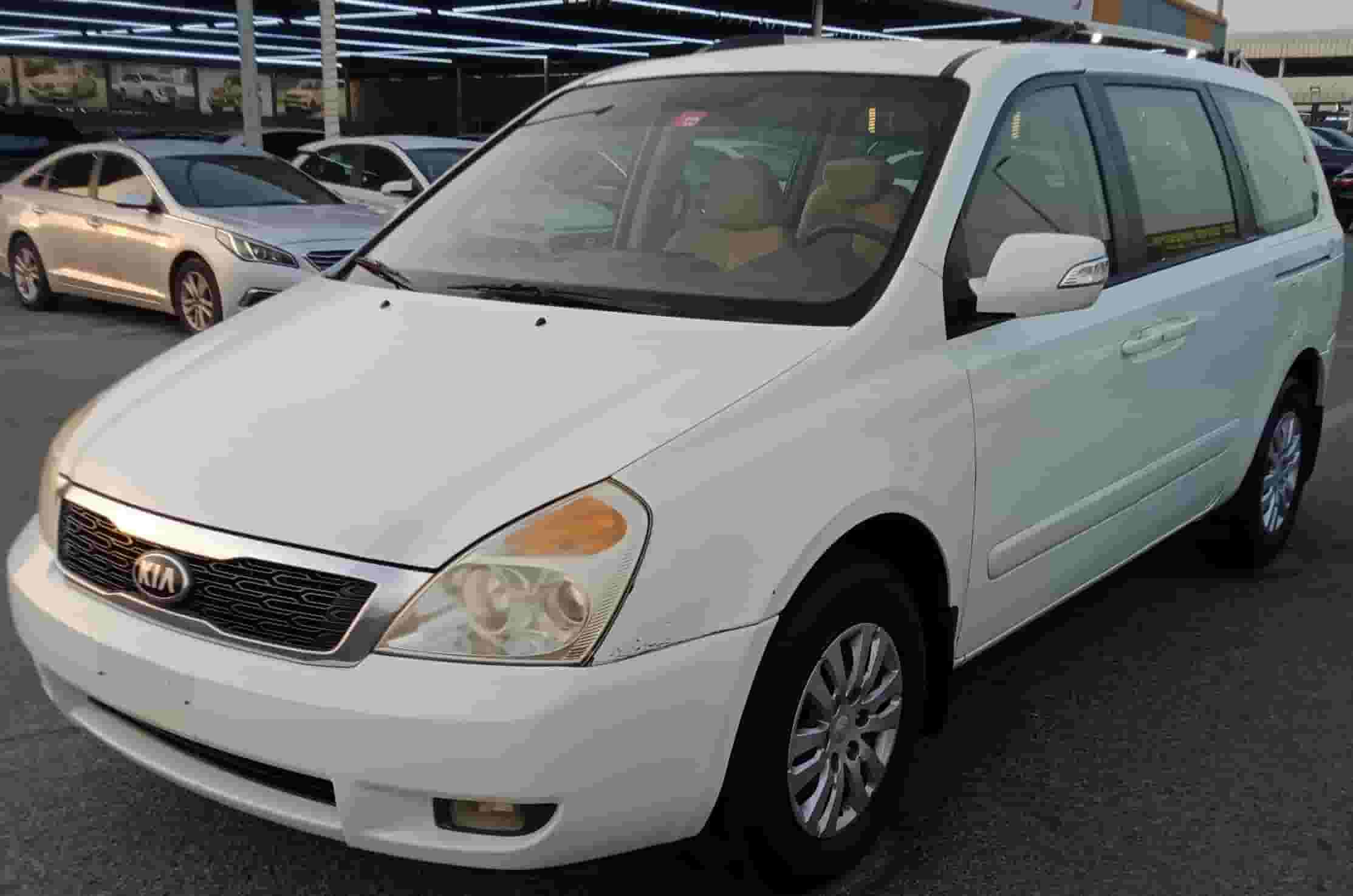 كيا كارنيفال V6 3.3 لتر موديل 2015 كيا كارنيفال V6 3.3 لتر موديل 2015