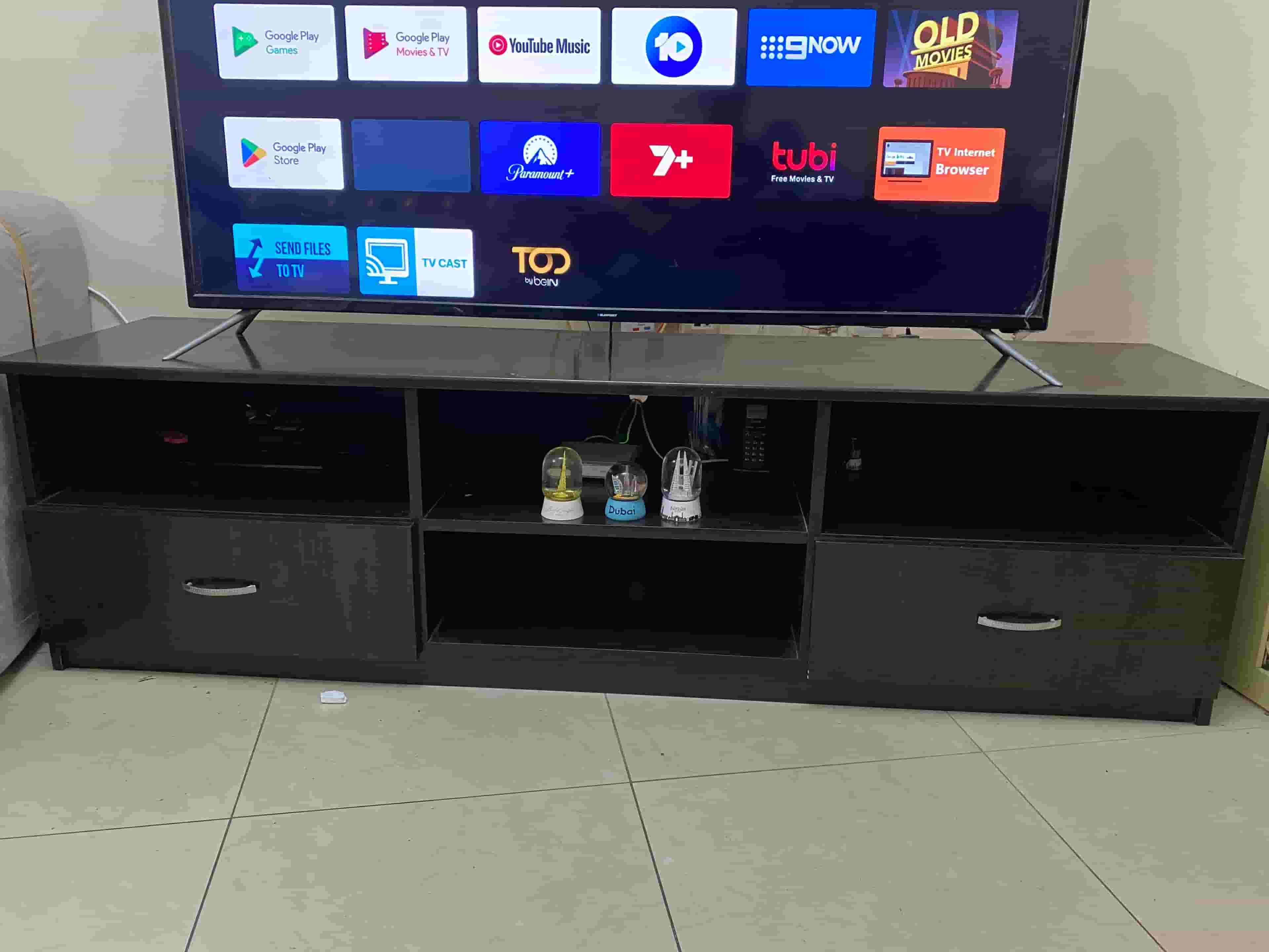 تلفزيون سمارت led 50 انج مع طاولة تلفزيون تلفزيون سمارت led 50 انج مع طاولة تلفزيون