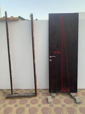 Wooden door in good condition with all accessories
